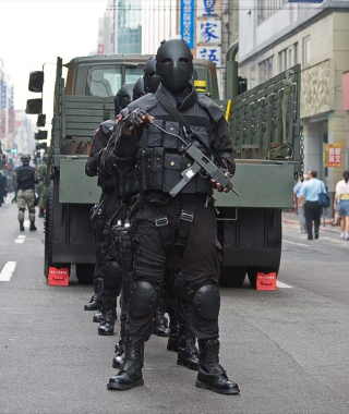 Illustration for article titled Terrifying Soldiers Look Like Comic Book Villains
